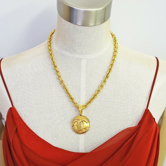 CHANEL GOLD PLATED VINTAGE NECKLACE/PENDANT! - Picture 1 of 6